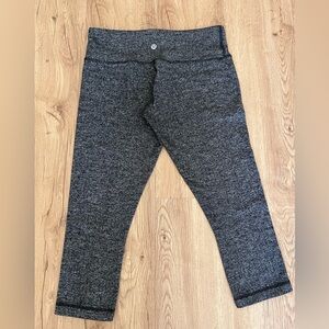 Lululemon Women’s Crop Leggings Black Textured Size 8 Calf Length